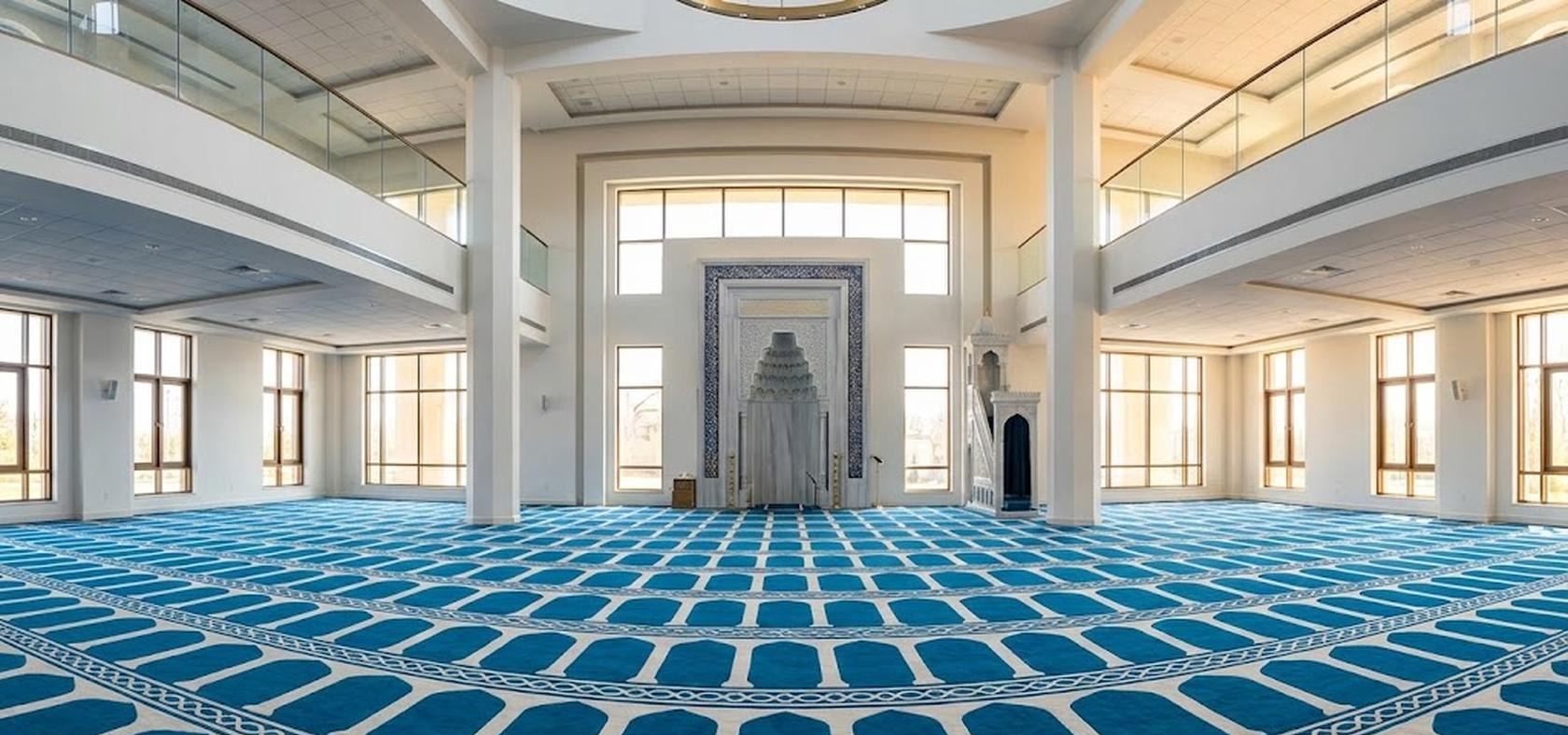 Özel ölçü halı serilmiş aydınlık bir cami namaz salonu